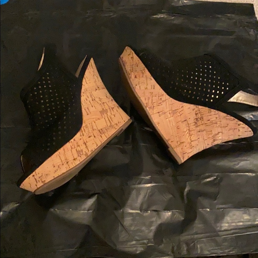 Heels - Picture 2 of 3